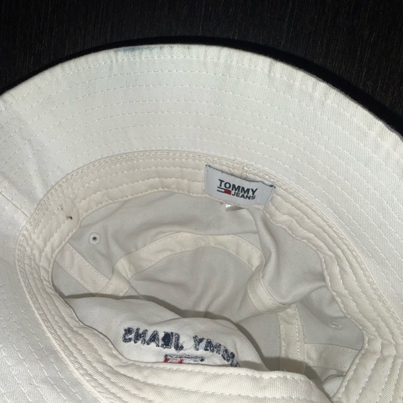 Tommy Hilfiger Off-White Bucket Hat with Logo Tab - Picture 3 of 4